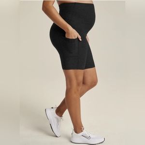 Beyond Yoga Beyond the Bump Spacedye Pockets Forever Maternity Biker Sho…